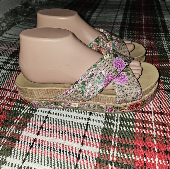 FREE PEOPLE Beautiful Floral Print Strappy Sandals Size 10 EXCELLENT PRE-OWNED! - Picture 2 of 6